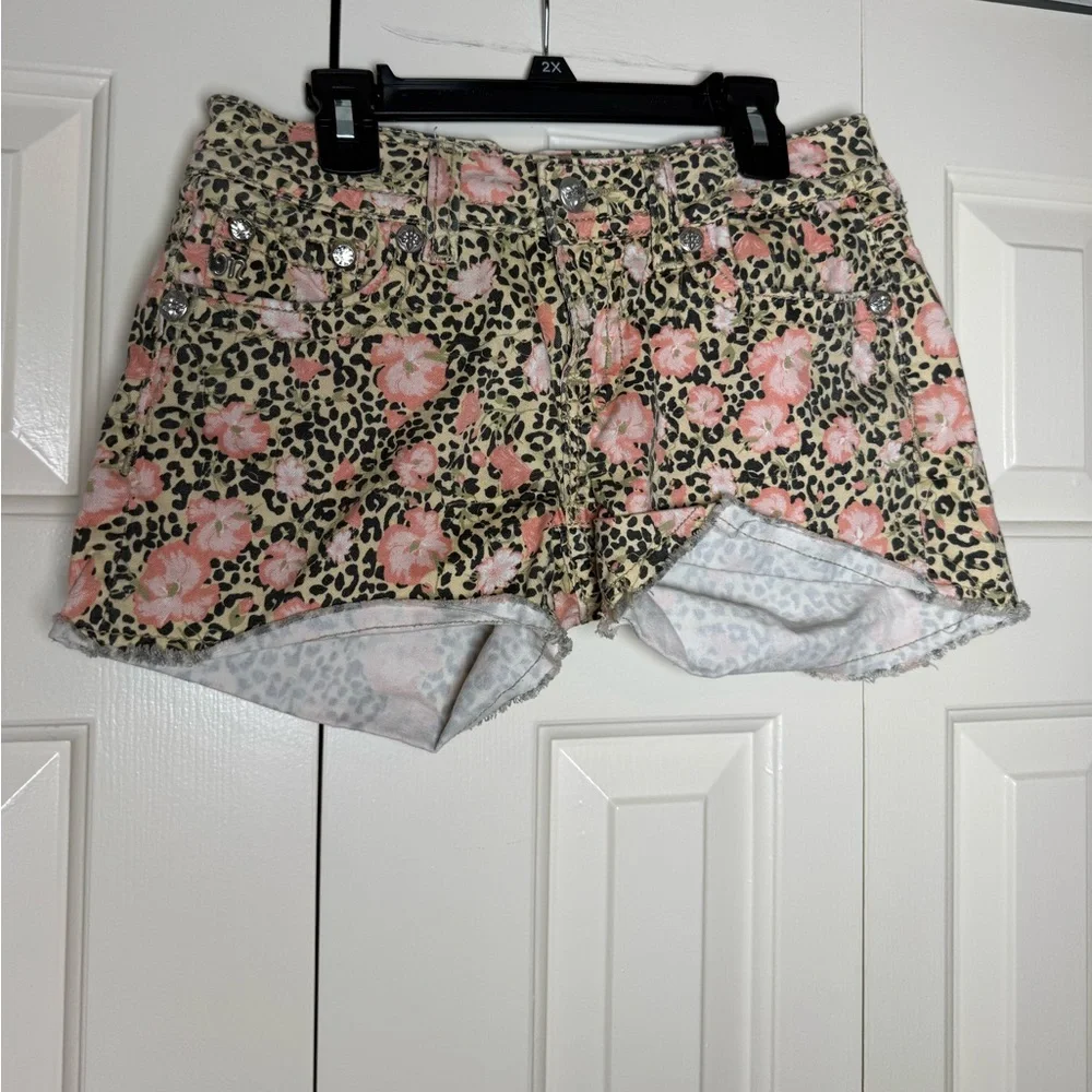 Miss Me‎ low-rise hibiscus floral leopard print fray denim shorts